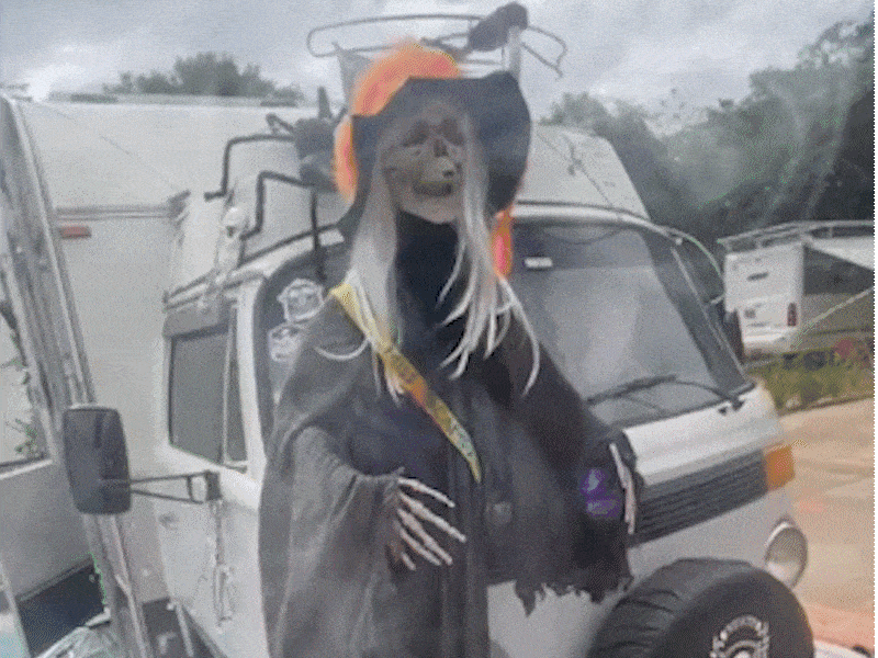 Sem medo de cr&iacute;ticas, Ausdy soltou a bruxa em encontro de motorhome