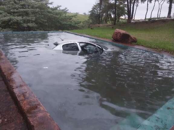 Mulher morre ap&oacute;s persegui&ccedil;&atilde;o acabar com carro em piscina
