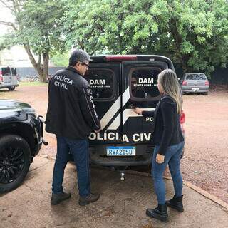 Homem invade delegacia, amea&ccedil;a &ldquo;arrancar cabe&ccedil;a&rdquo; de mulher e acaba preso
