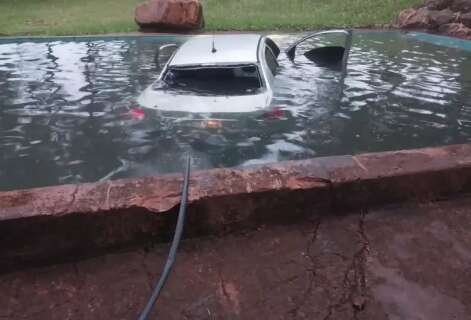 Mulher que morreu ap&oacute;s carro cair em piscina era de Campo Grande