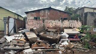 Casa tomada por lixo, larvas e &ldquo;gato&rdquo; de energia leva homem &agrave; pris&atilde;o