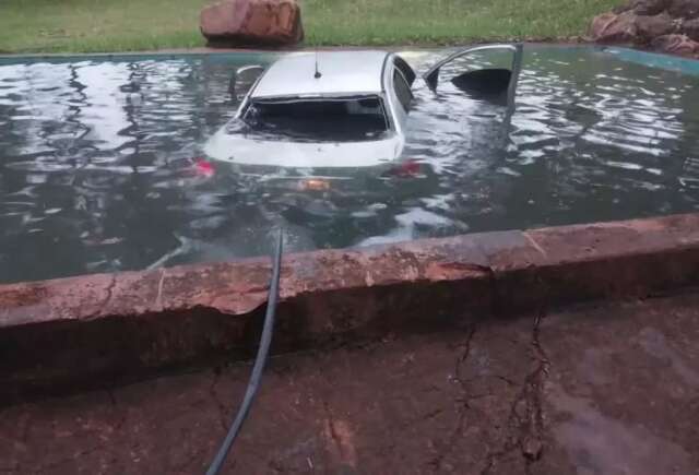 Mulher que morreu ap&oacute;s carro cair em piscina era de Campo Grande