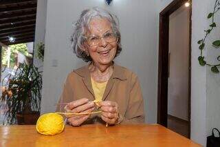 Depois de quase 80 anos, Maria encara desafio de ser crocheteira