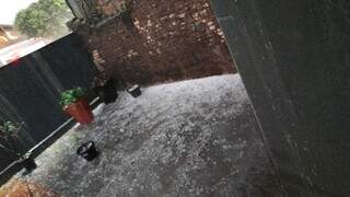 Temporal com granizo assusta moradores e causa prejuízos Temporal com granizo assusta moradores e causa prejuízos
