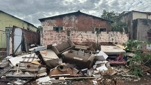 Casa tomada por lixo, larvas e &ldquo;gato&rdquo; de energia leva homem &agrave; pris&atilde;o