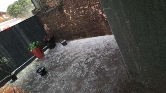 Temporal com granizo assusta moradores e causa preju&iacute;zos