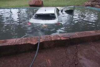 Mulher que morreu ap&oacute;s carro cair em piscina era de Campo Grande