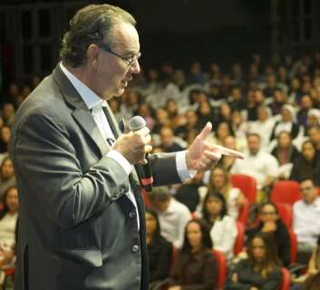 Cury re&uacute;ne 1,2 mil pessoas em palestra beneficente para hospital 