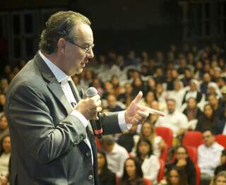 Cury re&uacute;ne 1,2 mil pessoas em palestra beneficente para hospital 