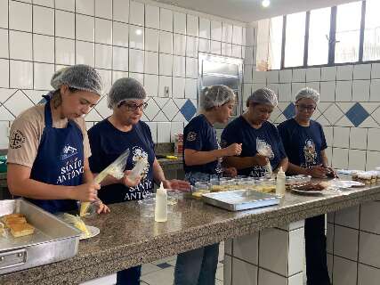 Catedral prepara novas confeiteiras para confec&ccedil;&atilde;o do bolo de Santo Ant&ocirc;nio