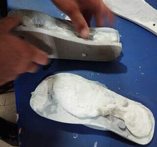 Mãe de detento é flagrada com cocaína escondida em chinelo durante revista Mãe de detento é flagrada com cocaína escondida em chinelo durante revista
