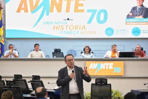 Cury adota discurso motivacional e foca no eleitorado feminino