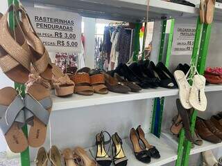 Comunidade chega cedo e aproveita bazar com produtos a partir de R$ 0,33 Comunidade chega cedo e aproveita bazar com produtos a partir de R$ 0,33