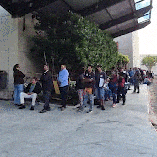 Popula&ccedil;&atilde;o madruga em fila para conseguir novo RG em mutir&atilde;o no shopping