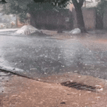 Frente fria avan&ccedil;a por Dourados com chuva forte, ventania e queda de granizo