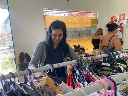 Comunidade chega cedo e aproveita bazar com produtos a partir de R$ 0,33