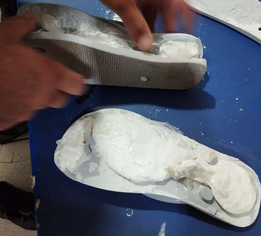 M&atilde;e de detento &eacute; flagrada com coca&iacute;na escondida em chinelo durante revista
