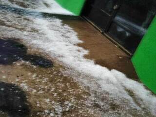 Temporal com granizo assusta moradores e causa prejuízos Temporal com granizo assusta moradores e causa prejuízos