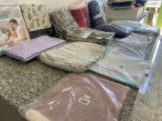 Comunidade chega cedo e aproveita bazar com produtos a partir de R$ 0,33 Comunidade chega cedo e aproveita bazar com produtos a partir de R$ 0,33