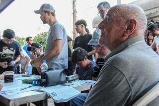 Aos 83 anos, Gilberto virou &ldquo;presidente&rdquo; da troca de figurinhas 