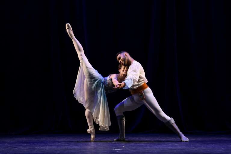 Bailarinos de MS conquistam 2º lugar em festival internacional