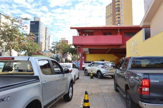 Drive-thru da vacina contra a gripe funciona at&eacute; as 19h neste domingo