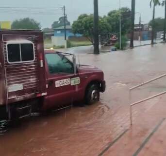 Al&eacute;m de granizo, interior registra alagamentos e outros transtornos
