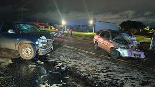 Motorista morre preso às ferragens em acidente entre carro e caminhonete Motorista morre preso às ferragens em acidente entre carro e caminhonete