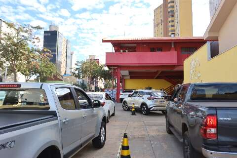 Drive-thru da vacina contra a gripe funciona at&eacute; as 19h neste domingo