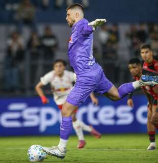 Goleiro marca de p&ecirc;nalti, Bragantino vence Vit&oacute;ria e entra no G6