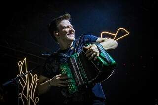 Michel Tel&oacute; leva fam&iacute;lia ao palco e coloca p&uacute;blico para dan&ccedil;ar