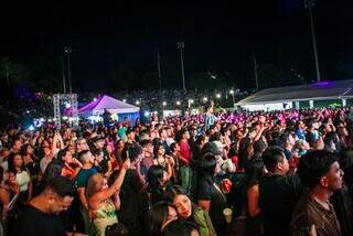 Michel Tel&oacute; leva fam&iacute;lia ao palco e coloca p&uacute;blico para dan&ccedil;ar
