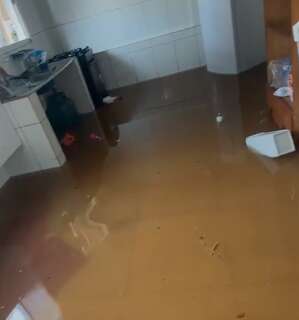 &Agrave;s pressas, moradores deixam casas alagadas no Tiradentes 