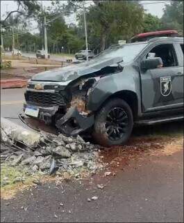 A caminho de ocorr&ecirc;ncia, viatura do Choque derruba poste sobre carro estacionado