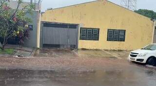 &Agrave;s pressas, moradores deixam casas alagadas no Tiradentes 