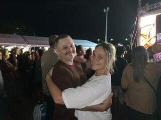 Michel Tel&oacute; leva fam&iacute;lia ao palco e coloca p&uacute;blico para dan&ccedil;ar