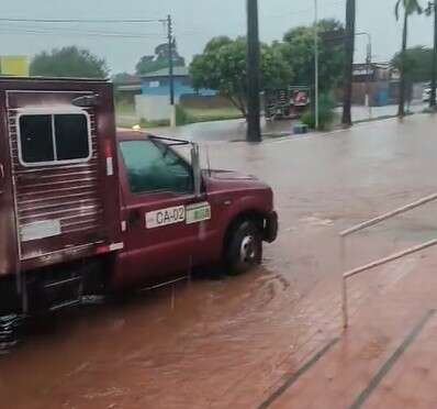 Al&eacute;m de granizo, interior registra alagamentos e outros transtornos