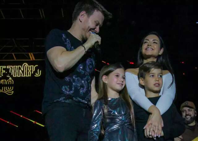 Michel Tel&oacute; leva fam&iacute;lia ao palco e coloca p&uacute;blico para dan&ccedil;ar