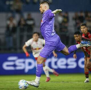 Goleiro marca de pênalti, Bragantino vence Vitória e entra no G6 Goleiro marca de pênalti, Bragantino vence Vitória e entra no G6