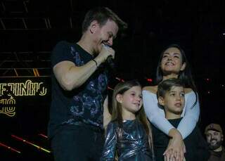 Michel Tel&oacute; leva fam&iacute;lia ao palco e coloca p&uacute;blico para dan&ccedil;ar