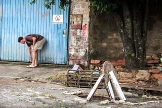 Após alagamento no Tiradentes, moradores acordam com lixo e medo de mais chuva Após alagamento no Tiradentes, moradores acordam com lixo e medo de mais chuva