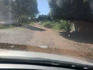 Moradora cobra conclus&atilde;o de obras em rua que virou lama&ccedil;al