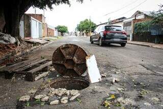 Após alagamento no Tiradentes, moradores acordam com lixo e medo de mais chuva Após alagamento no Tiradentes, moradores acordam com lixo e medo de mais chuva