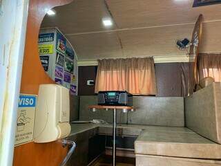 M&eacute;dico transforma &ocirc;nibus de 1969 em motorhome dinossauro