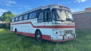M&eacute;dico transforma &ocirc;nibus de 1969 em motorhome dinossauro