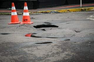 Após temporal, asfalto “vira onda” e afunda perto da Câmara Municipal Após temporal, asfalto “vira onda” e afunda perto da Câmara Municipal
