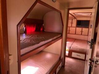 M&eacute;dico transforma &ocirc;nibus de 1969 em motorhome dinossauro
