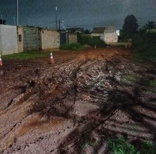 Moradora cobra conclus&atilde;o de obras em rua que virou lama&ccedil;al