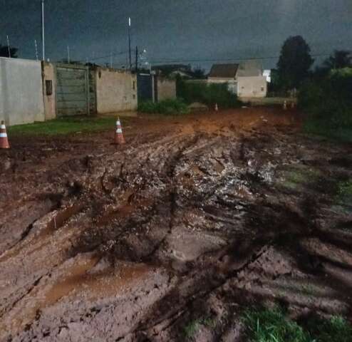 Moradora cobra conclus&atilde;o de obras em rua que virou lama&ccedil;al