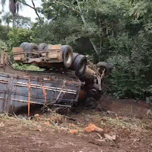 Mais de 15 horas depois, carreta segue destru&iacute;da e carga espalhada pela BR-163